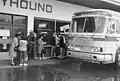 Älteres Modell vor einer Busstation 1965
