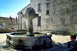 Brunnen an der Place de la Révolution