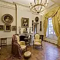 Gemälde, Möbel und Uhren im Salon doré