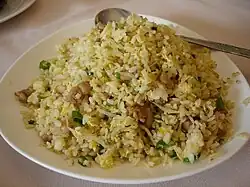 Gebratener Reis mit Huhn und gesalzenem Fisch – 鹹魚雞粒炒飯