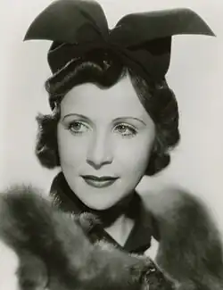 Schwarzweiß-Foto von Irene Saltern mit elegantem Hut