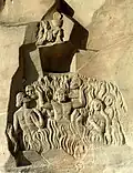 In den Fels gehauenes Arme-Seelen-Relief neben dem Eingang zur unteren Felsenkapelle, darüber Hand mit Kelch und Hostie.