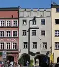 Verdecktes Grabendach hinter einem Zinnenkranz (Wasserburg)