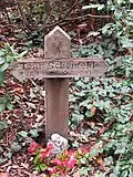 Einziges verbliebenes Holzkreuz der Reihengräber