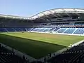 Der Stadioninnenraum des fertiggestellten Stadions mit Blick auf die Haupttribüne