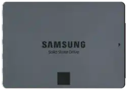 Bild zeigt eine zweieinhalb-Zoll-SSD mit grauer Oberfläche und schwarzem Text „Samsung Solid State Drive“