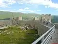 Blick auf den westlichen Wehrgang und den südlichen Waffenplatz hin zur Rückseite des Doppelturmtores (2007)