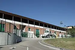 Bild der Haupttribüne vor dem Eingang