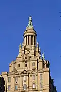 Eine der beiden Turmspitzen mit Säulen, Urnen und Knauf (2023)