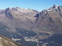 Blick vom Motton, Alp de Confin, über San Bernardino ins Val Vignun mit Piz Cavriola und Piz de la Lumbreida