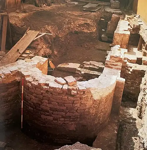 Die Überreste der Kirche aus dem 8. Jahrhundert, die während der Ausgrabungen von 1969–1970 entdeckt wurden.