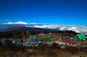 Blick vom Sandakphu auf das Dorf und den Kangchendzönga