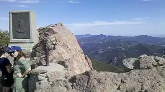 Gipfel des Sandstone Peak mit Plakette und Gipfelbuch