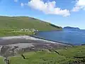 Blick von oben auf Bucht und Dorf.