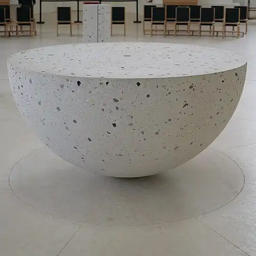 Altar im Zentrum der Kirche