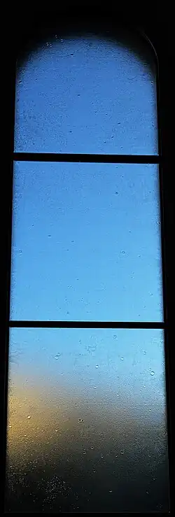 Kirchen­fenster mit Sternen
