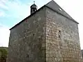 Westfassade mit vermau- ertem Obereingang