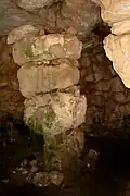 Eine der polylithischen Säulen im Innenraum
