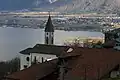 Pfarrkirche mit dem See im Hintergrund