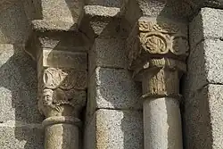 Kapitelle am Portal