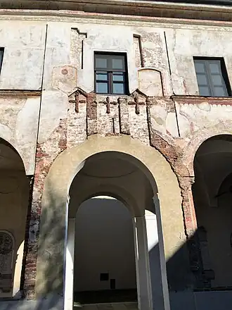 Der Turm aus dem 8.–9. Jahrhundert, eingebaut in den Kreuzgang des 15. Jahrhunderts.