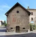 Die mit Fresken geschmückte Westfassade