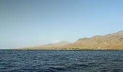 Küste der Insel, vom Boot aus gesehen