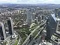 Blick von der Aussichtsplattform am Tag. Zu sehen sind die Gebäude der Türkiye İş Bankası, Yapı ve Kredi Bankası und der QNB Finansbank