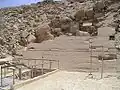 Eingang zur Pyramide sowie Teile der erhaltenen Verkleidung am Fuße der Nordseite