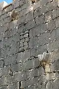 Wasserspeier und zugemauertes Fenster der Nordseite