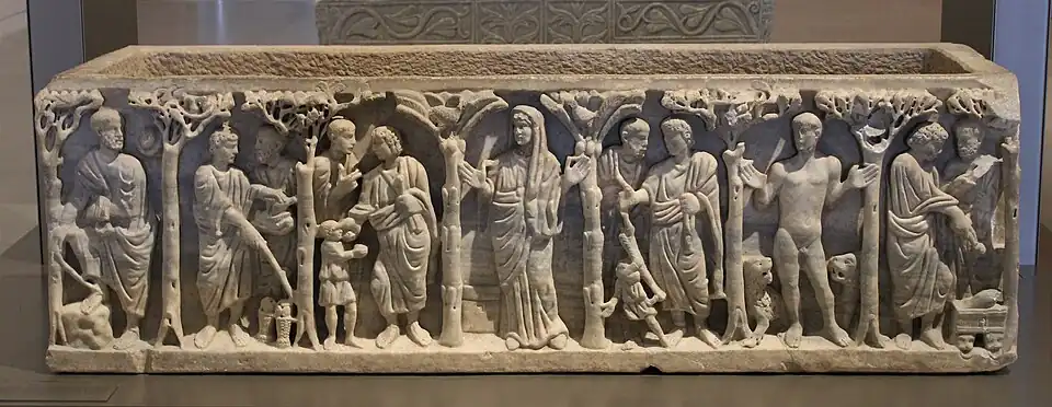 Marmor-Sarkophag mit Relief, 4. Jh. In der Mitte eine betende Frau, umgeben von biblischen Figuren. Entdeckt 1949.