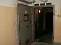 Gastür, welche den Unterkunftsteil von der übrigen Anlage trennt