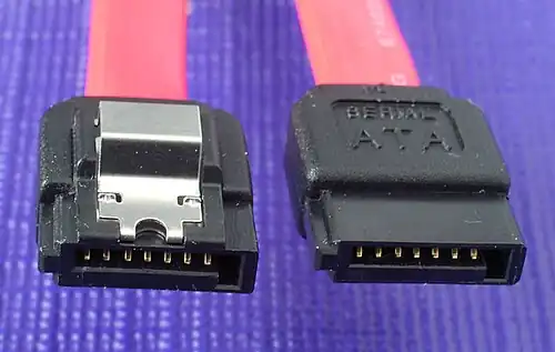 SATA-Stecker, links SATA mit Verriegelungsclip