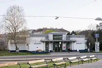 Postmodernes Stationsgebäude