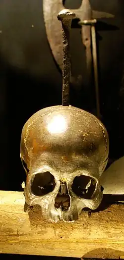 Gepfählter Schädel eines mutmaßlichen Seeräubers, entdeckt 1878 bei Bauarbeiten auf dem Grasbrook, Museum für Hamburgische Geschichte