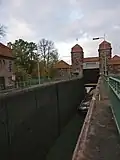 Einfahrt eines Schiffes in die Schleuse, von der Schleusenkammer aus gesehen.