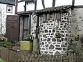 Alte Werkzeuge an einem Bauernhaus