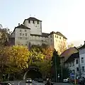 Blick vom Schloßgraben zur Schattenburg