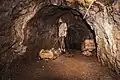 Grubenhunt und Bergmann mit Schleppe (Schloapf) im Schaubergwerk Sunnpau
