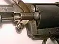 Scheinigg Revolver, die Kugel wird in die Trommel gepresst