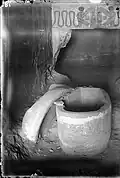 Innenansicht des Grabes zum Zeitpunkt seiner Entdeckung. Im Vordergrund der Granitsarkophag des Prinzen in der Grabkammer.