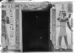 Westwand (rechts) der Vorkammer des Grabes QV 55, Eingang zum seitlichen Anbau. Rechts der Gott Schu, links vom Eingang Pharao Ramses III. erkennbar, der dem auf diesem Foto nicht zu sehenden Grabgenius Kebehsenuf die Hand schüttelt.