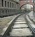 Straßenbahngleise mit Rillenschienen und Spurhaltern in Bau