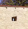 Schießscharte in der Friedhofsmauer