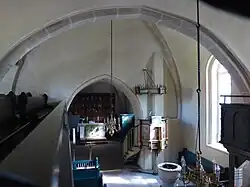 Blick von der Orgelempore: Gurtbögen des Schiffs angedeutet spitzbogig, Triumphbogen zum Chor deutlich