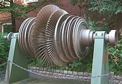 Niederdruckläufer einer Schiffsdampfturbine zum Antrieb eines Tankers. Baujahr&nbsp;1977, Leistung&nbsp;23.500&nbsp;kW, Drehzahl des Niederdruckläufers 4.100/min, Hersteller&nbsp;:AEG. Standort:&nbsp;Technische Universität Hamburg