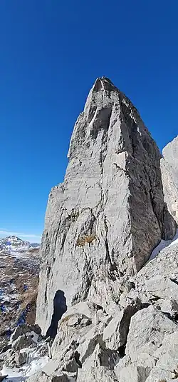 Der 90 Meter hohe Schijenzan, von Südwesten aus fotografiert