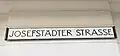 Historisierendes Stationsschild, aufgenommen 2019