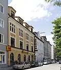 Baudenkmal Schillerstraße 36, Neorenaissance um 1910 mit auffälliger Hohlkehle unter der Traufkante und Stuckaturen