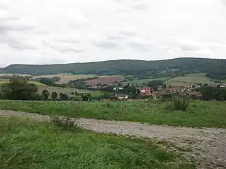 Der Schimberg bei Ershausen aus südwestlicher Richtung (mit dem Martinfelder Schimberg ganz links)